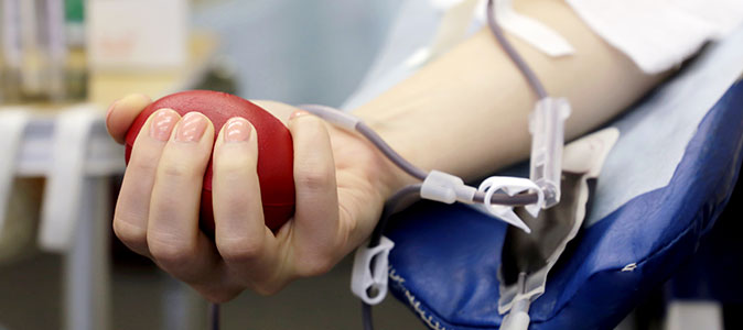 uma pessoa doa sangue