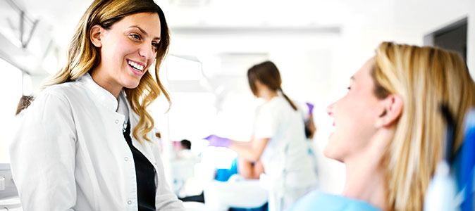 dentista conversando com paciente
