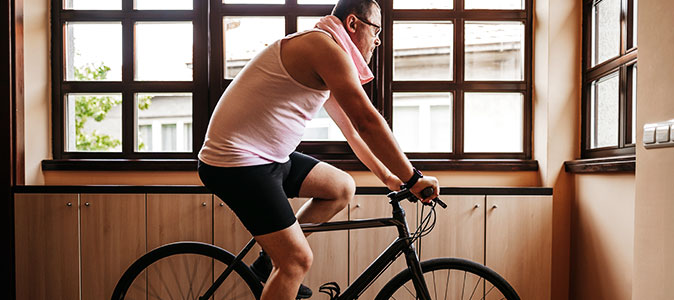 Um homem treina ciclismo indoor