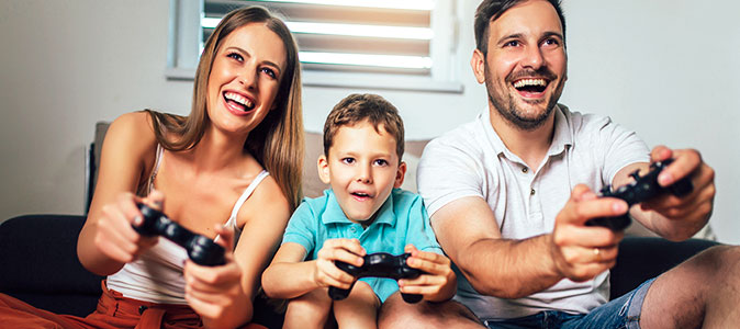 pais jogam video game com filho