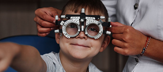 Criança realiza exame oftalmológico