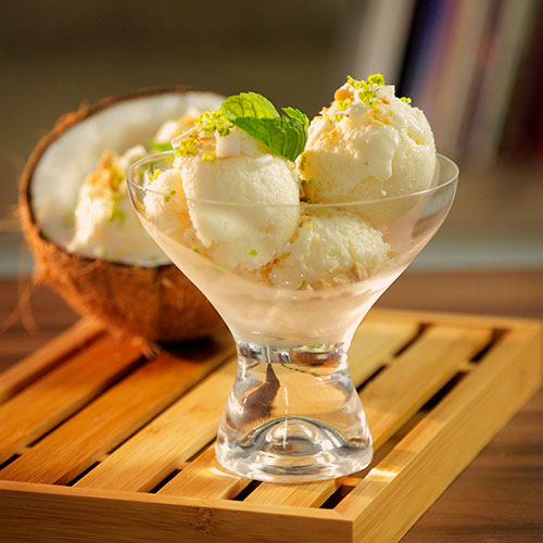 Veja passo a passo de doce de abacaxi com coco e sorvete