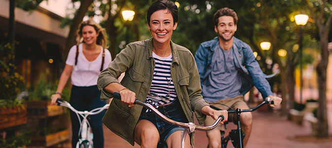 3 amigos pedalando e sorrindo