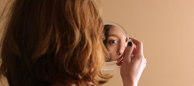 mulher se olhando no espelho