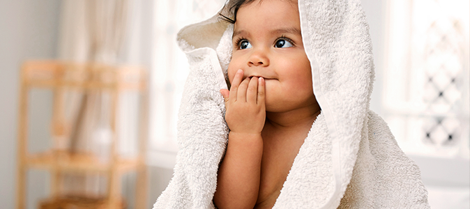 bebê envolto em uma toalha após o banho