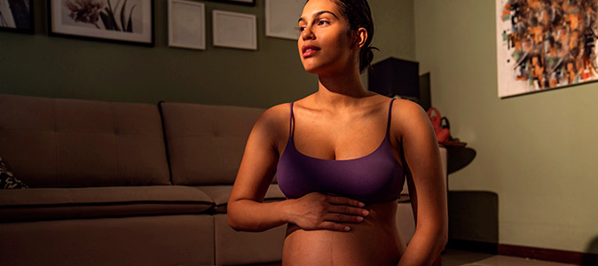 Imagem de uma mulher grávida com as mãos na barriga