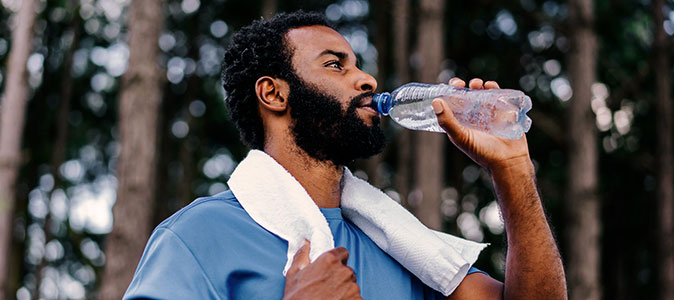 Imagem de um homem tomando água
