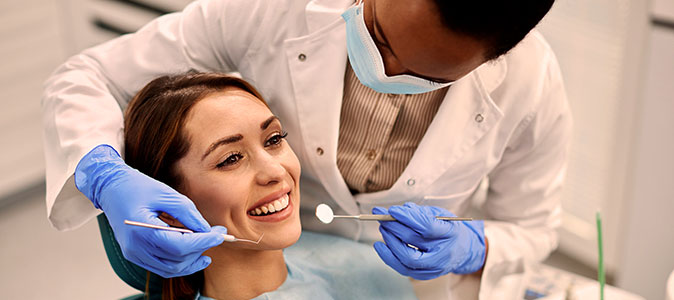 imagem de uma mulher se consultando em um dentista