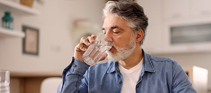 imagem de um homem bebendo água