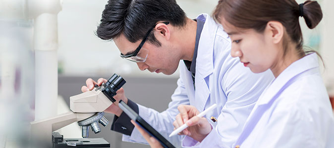 casal de médicos examinando vírus em um laboratório